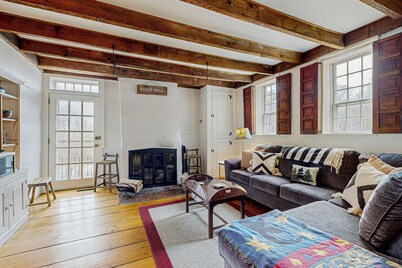 3BR Private House & Cottage, Pond, Mtn View, WiFi