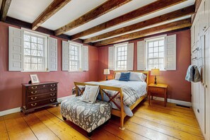 Bureau, fer et planche à repasser, lit parapluie, accès Internet