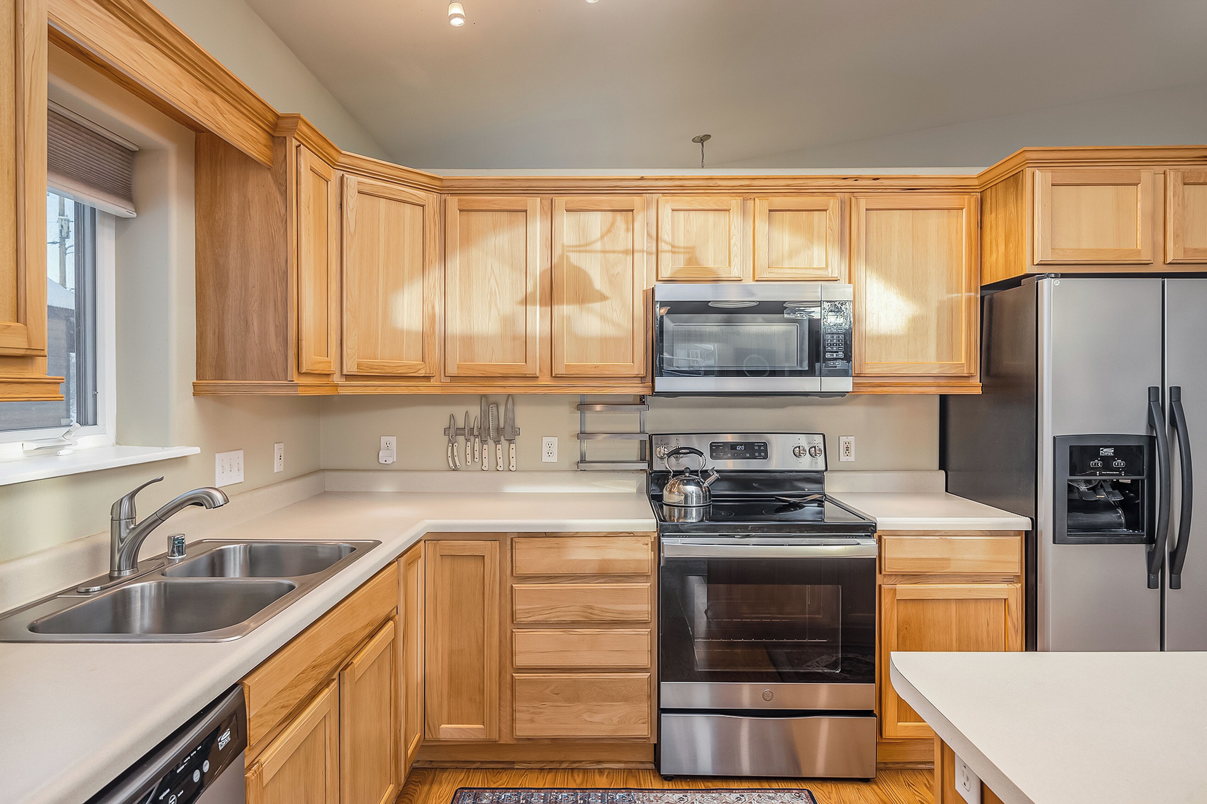 Fridge, microwave, stovetop, dishwasher