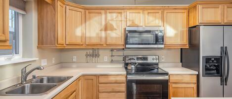 Fridge, microwave, stovetop, dishwasher