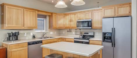 Køleskab, mikrobølgeovn, kogeplade, opvaskemaskine