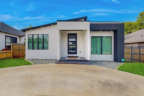 Exterior - Modern Dallas Home w/ Open Floorplan (Dallas)