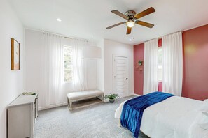 3 bedrooms, desk, iron/ironing board, bed sheets - Modern Dallas Home w/ Open Floorplan (Dallas)