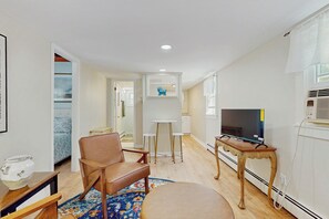 TV, books - 2 Mi to Dowses Beach! Couples Haven in Osterville (Osterville)