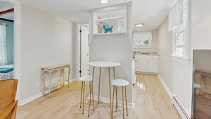 Interior - 2 Mi to Dowses Beach! Couples Haven in Osterville (Osterville)