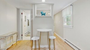 Interior - 2 Mi to Dowses Beach! Couples Haven in Osterville (Osterville)