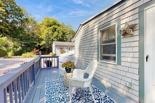 2 Mi to Dowses Beach! Couples Haven in Osterville