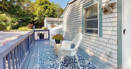 2 Mi to Dowses Beach! Couples Haven in Osterville