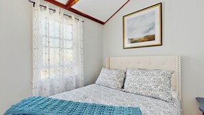 Room - 2 Mi to Dowses Beach! Couples Haven in Osterville (Osterville)