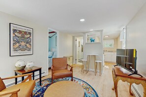 Interior - 2 Mi to Dowses Beach! Couples Haven in Osterville (Osterville)