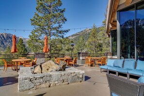 Outdoor dining - Olympic Valley Summer Stay! 2BR in Everline Resort (Olympic Valley)