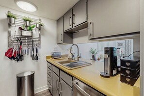 Fridge, microwave, stovetop, dishwasher - Mtn-View Balcony: Condo 6 Mi to Dtwn Phoenix (Phoenix)