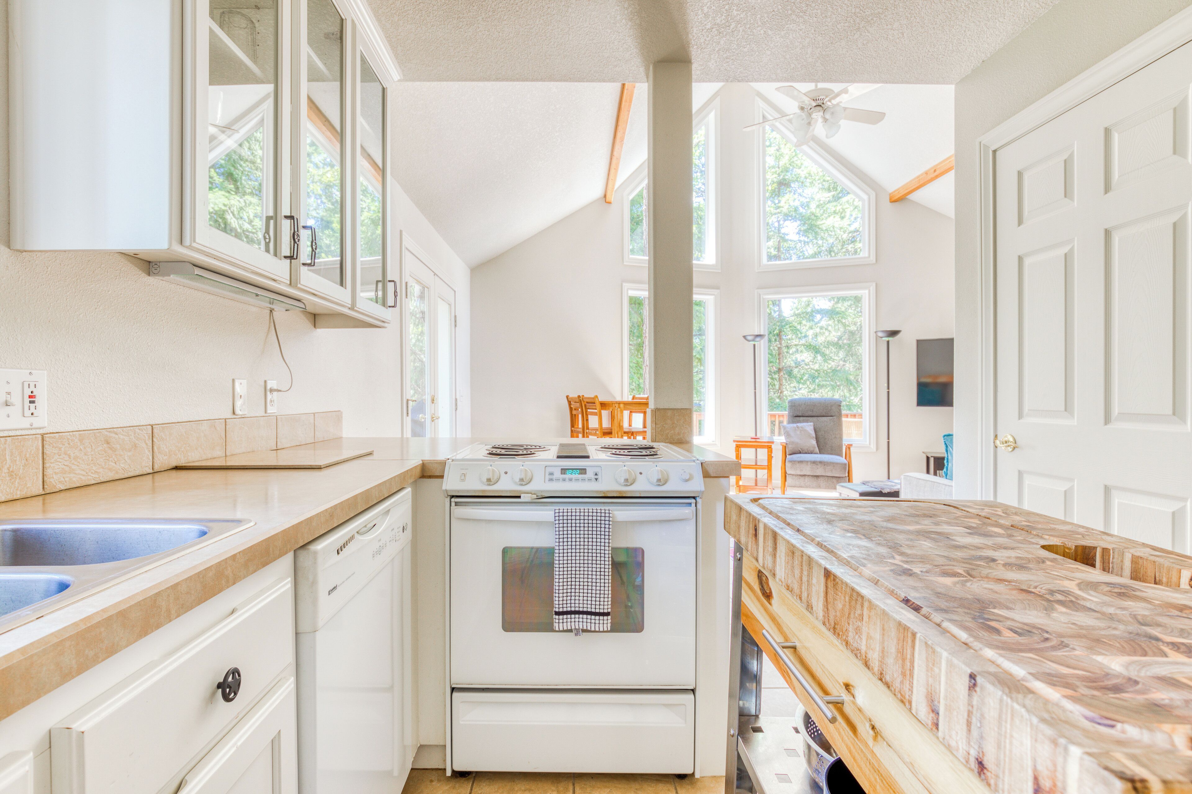 Réfrigérateur, four à micro-ondes, surface de cuisson, lave-vaisselle