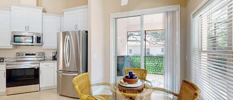 ثلاجة، ميكروويف، موقد طهي مسطح، غسالة أطباق