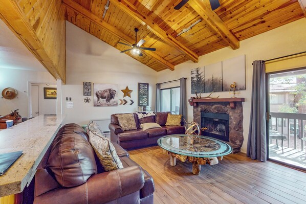 TV, fireplace
