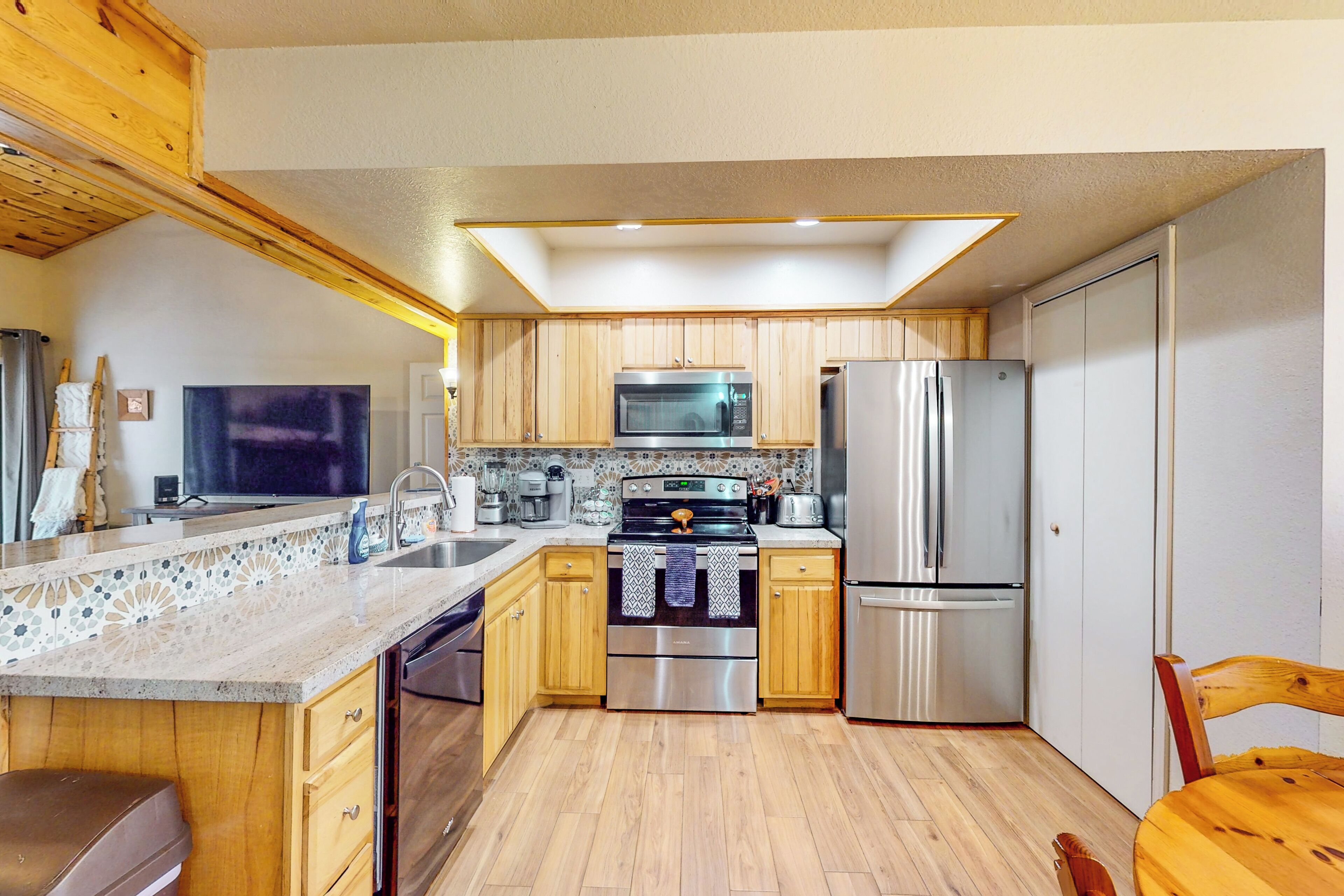 Frigorífico, microondas, placa de cocina y lavavajillas