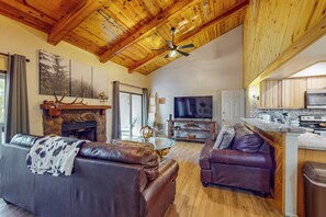 TV, fireplace