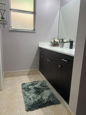 Hair dryer, towels, soap, toilet paper - 3-BR Stay in Cutler Bay w/ Fast Wi-Fi, AC, Smart Lock & Parking –Pets,near Keys (Cutler Bay)