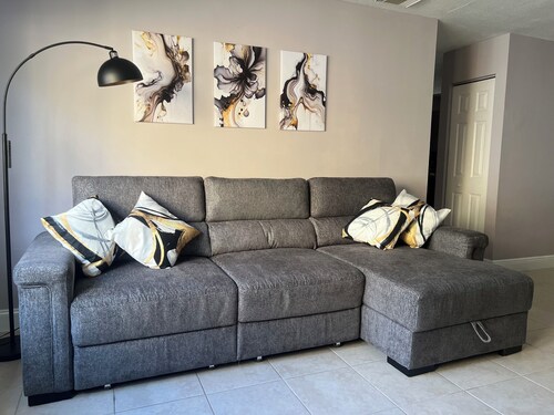 3-BR Stay in Cutler Bay w/ Fast Wi-Fi, AC, Smart Lock & Parking –Pets,near Keys