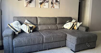 3-BR Stay in Cutler Bay w/ Fast Wi-Fi, AC, Smart Lock & Parking –Pets,near Keys