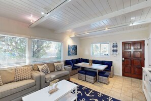 Interior - Stroll to Shore: Stinson Beach Gem w/ Hot Tub (Stinson Beach)