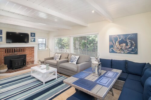 Stroll to Shore: Stinson Beach Gem w/ Hot Tub