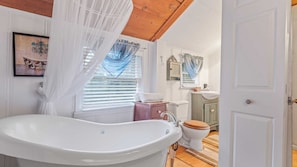 House (3 Bedrooms) | Interior - Minutes to Lake Arrowhead Village Cozy & Secluded Cedar Cove by Avantstay (Skyforest)