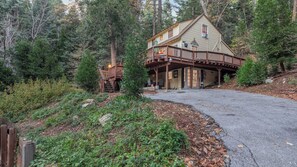 Interior - Minutes to Lake Arrowhead Village Cozy & Secluded Cedar Cove by Avantstay (Skyforest)