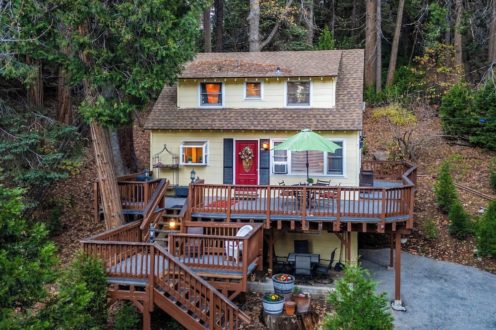 Minutes to Lake Arrowhead Village Cozy & Secluded Cedar Cove by Avantstay - Lake Gregory, CA