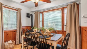 Interior - Minutes to Lake Arrowhead Village Cozy & Secluded Cedar Cove by Avantstay (Skyforest)