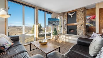 Una televisión, una chimenea