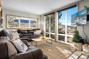 Una televisión, una chimenea