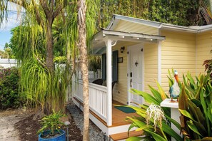 Property grounds - WINDWARD SOUTH- Delightful 2-bedroom house with Pool in Old Town Key West (Key West)