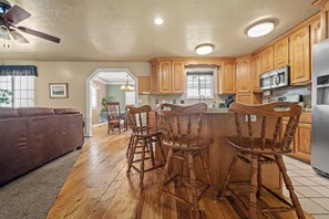 TV connectée, cheminée, chaîne hi-fi, espaces bureaux