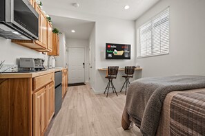 Bureau, fer et planche à repasser, lit parapluie, Wi-Fi gratuit