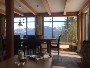 Dining - Kelder - Back to base - Retreat & Wellness
a countryside room with a double bed (Nelson)