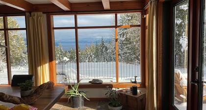 Kelder - Back to base - Retreat & Wellness
a countryside room with a double bed