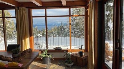 Kelder - Back to base - Retreat & Wellness
a countryside room with a double bed