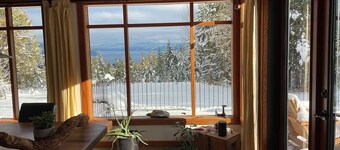 Kelder - Back to base - Retreat & Wellness
a countryside room with a double bed