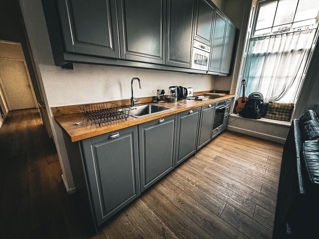 Kühlschrank, Mikrowelle, Ofen, Geschirrspüler