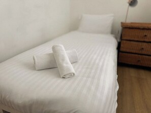 Planxa i posts de planxar, wifi i roba de llit 