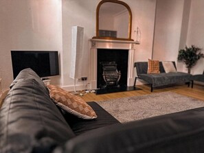 TV - Coastal 3-Bed Flat near Lowestoft Beach (Suffolk)