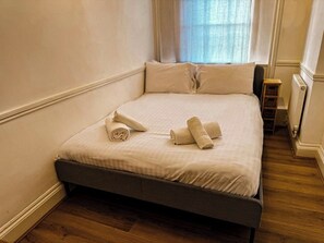 Silitysrauta/-lauta, Wi-Fi, vuodevaatteet