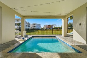 Lämmitetty uima-allas