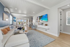 Älytelevisio, videopelejä, pöytätennispöytä, kirjoja