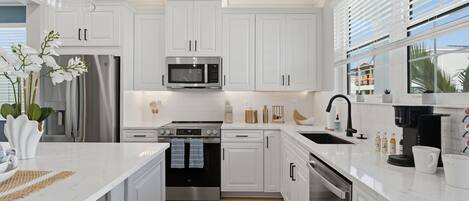 Kylskåp, mikrovågsugn, ugn och spishäll