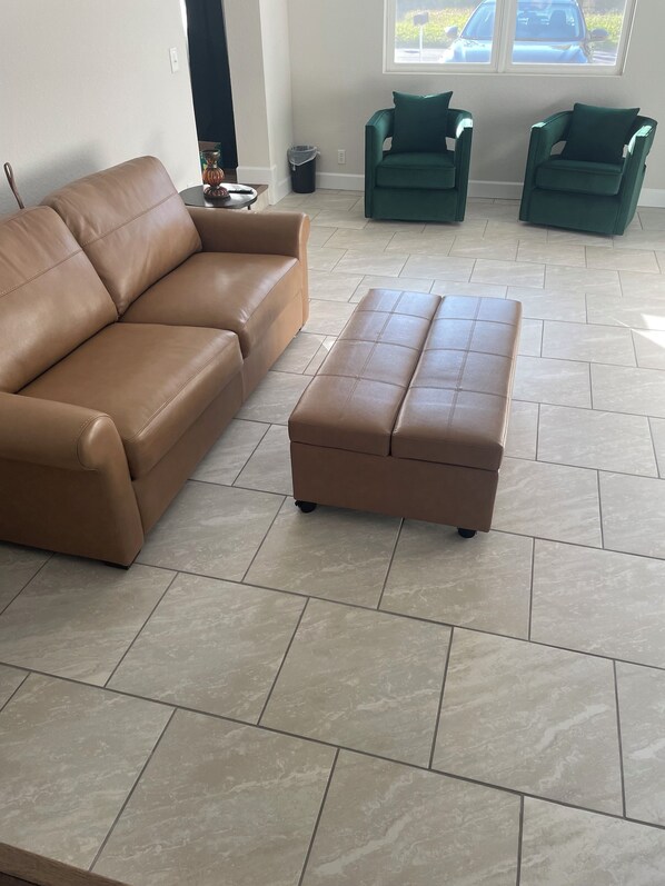 Interior - Beautiful newly remodeled 1-bathroom oasis offering comfort and convenience. (Lakeland)