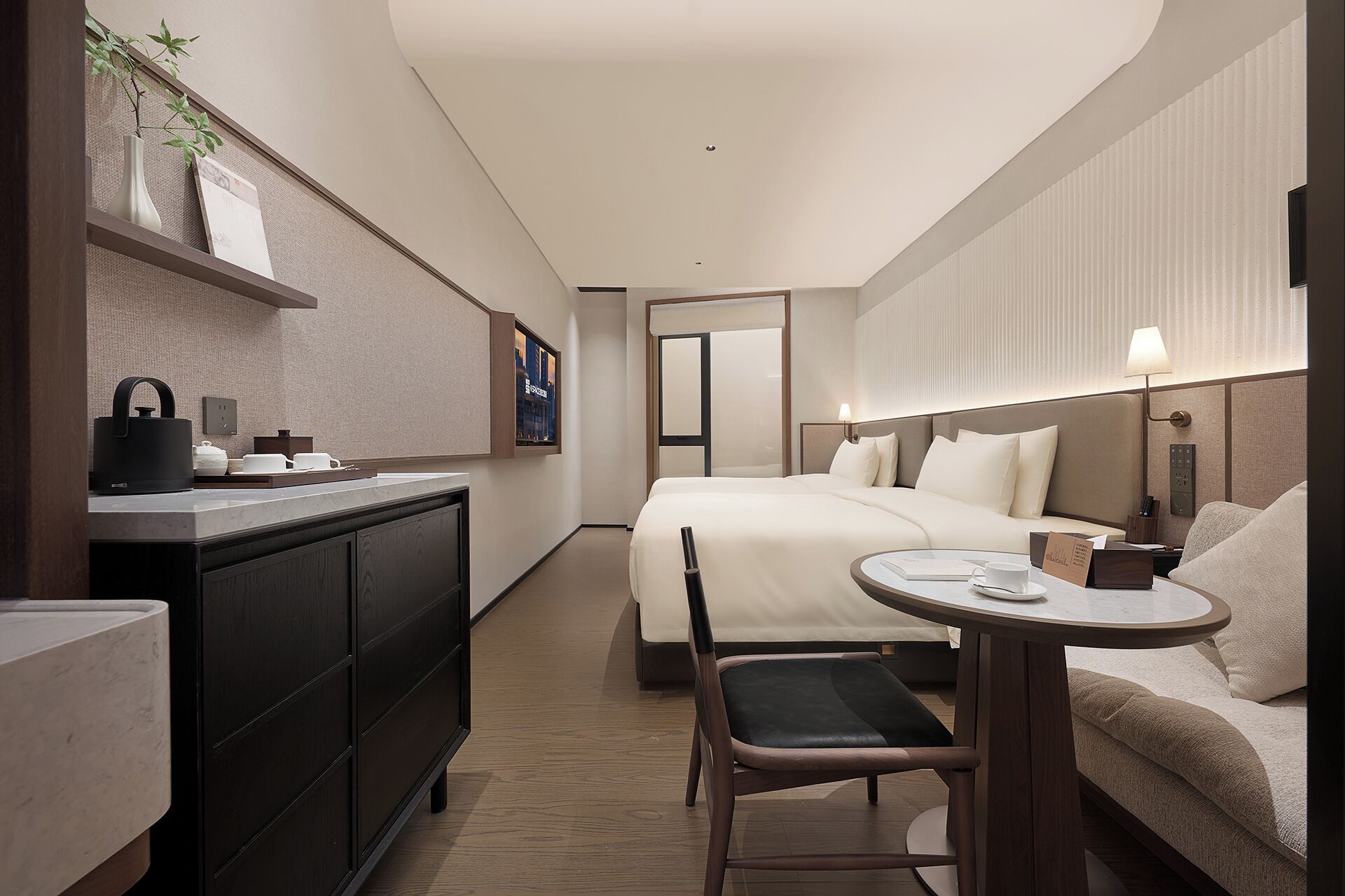 Quarto duplo superior | Roupas de cama premium, cofres nos quartos, escrivaninha