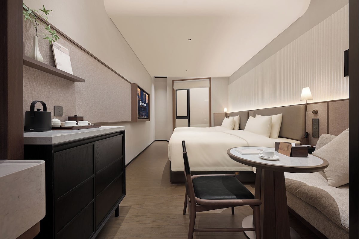 Quarto duplo superior | Roupas de cama premium, cofres nos quartos, escrivaninha