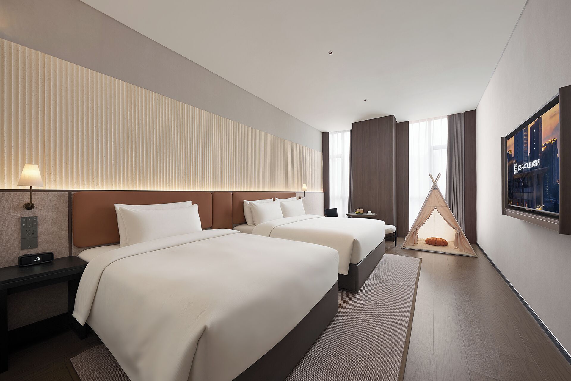 Quarto duplo família | Roupas de cama premium, cofres nos quartos, escrivaninha